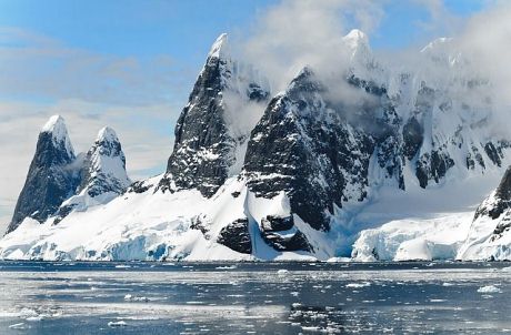 photo of the mountains in Antarctica